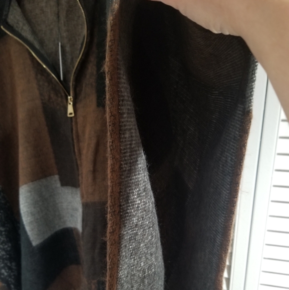 🎉HP🎉Soft & Cozy Poncho - Picture 4 of 8